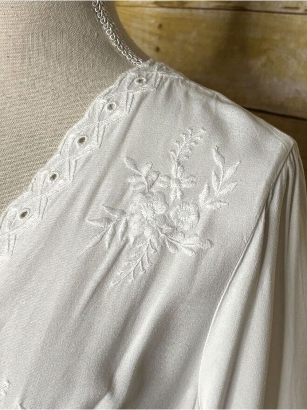 White Embroidered Lace-Trim Women's Robe - Picture 4 of 4